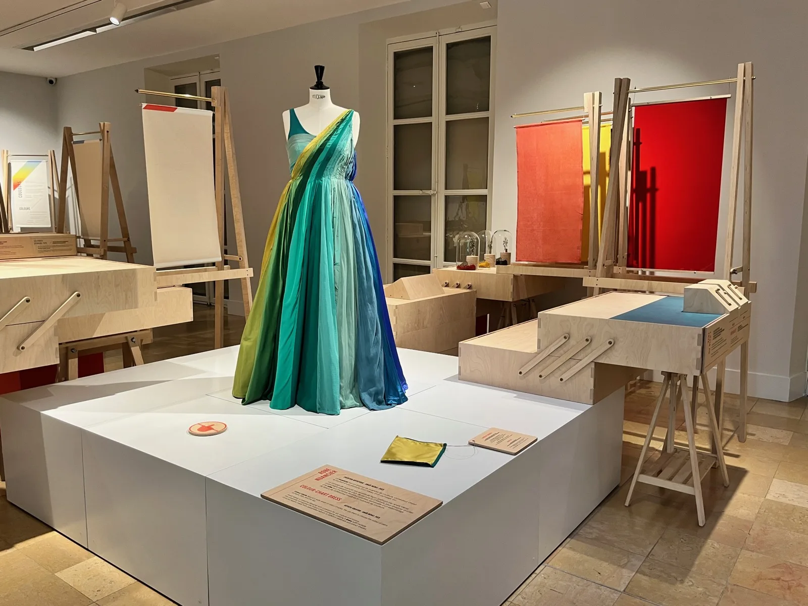 Robe large – Exposition itinérante Couleurs