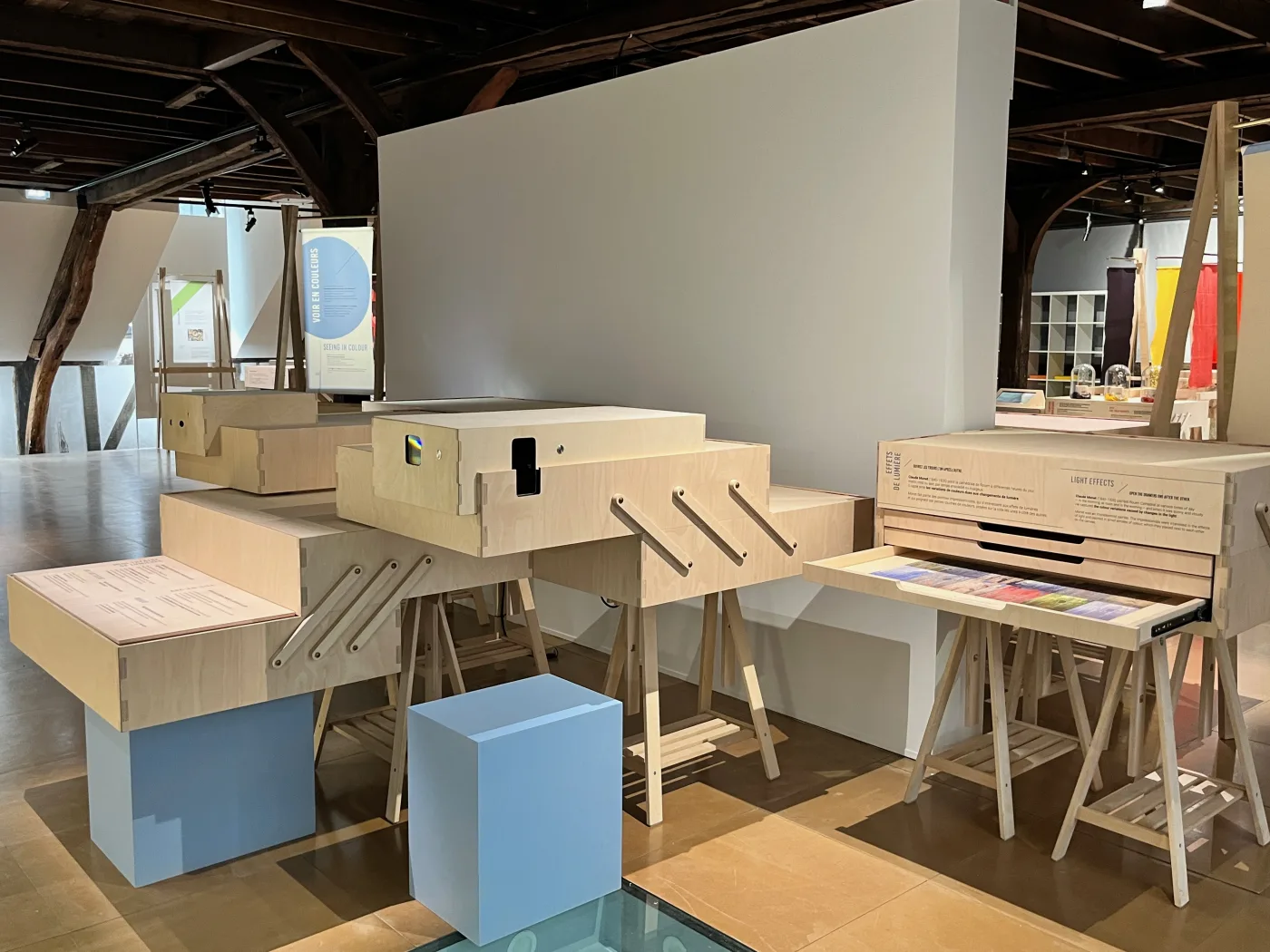 Mini-théâtre de lumière – Exposition COULEURS